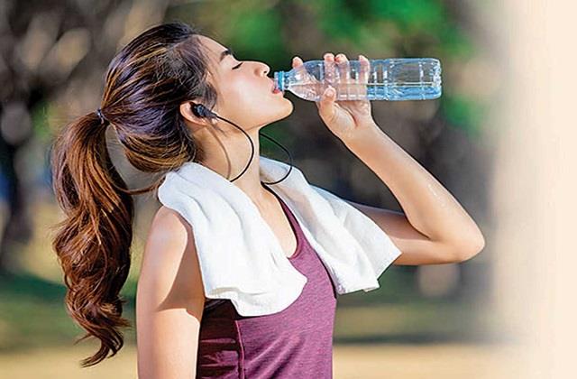क्या आप भी एक सांस में गटक जाते हैं पानी? जान लें इसके खतरनाक नुकसान