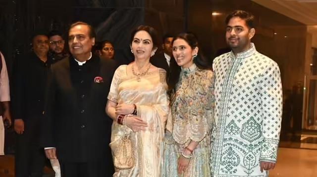 अंबानी परिवार का शाही अंदाज, साड़ी में नीता अंबानी और लहंगे में श्लोका मेहता ने लूटी महफिल