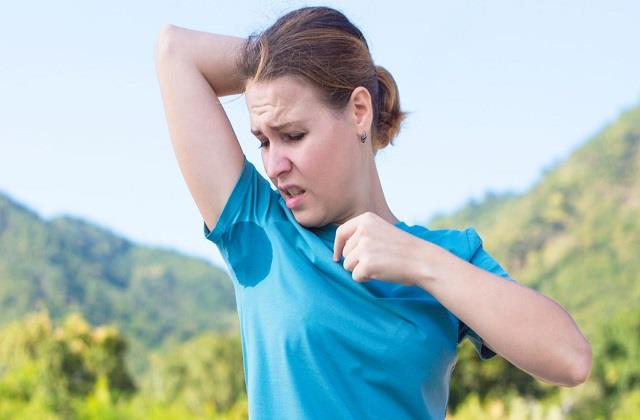 गर्मी में पसीने की बदबू से परेशान तो अपनाएं ये आसान टिप्स, तुरंत मिलेगी राहत