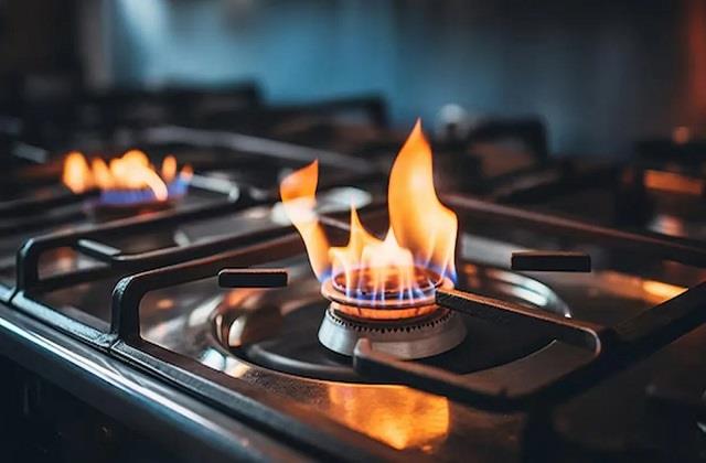 PNG गैस में पीली लौ दिखे तो हो जाएं सतर्क! मिनटों में ऐसे करें सही Settings