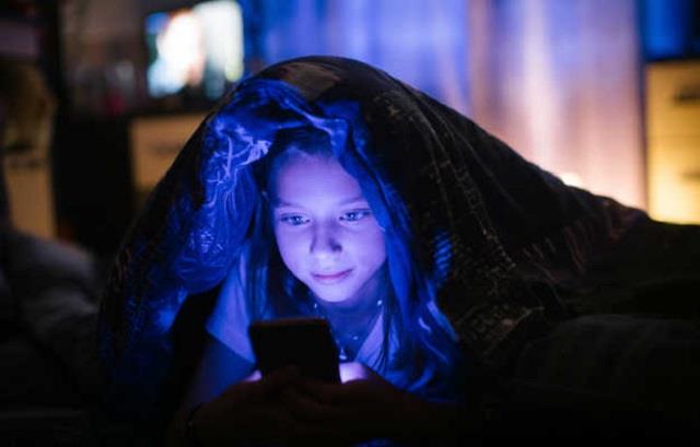 मोबाइल की लत से बच्चों में बढ़ रहा मोटापा