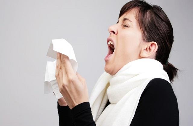 क्या छींक लेते वक्त कुछ सेकेंड रुक जाती है दिल की धड़कन? जानें सच