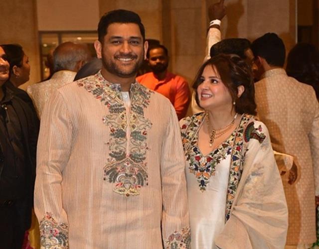 सचिन तेंदुलकर के बेटे की शादी में धोनी और साक्षी ने मारी स्टाइलिश एंट्री, छा गया उनका  Royal Look