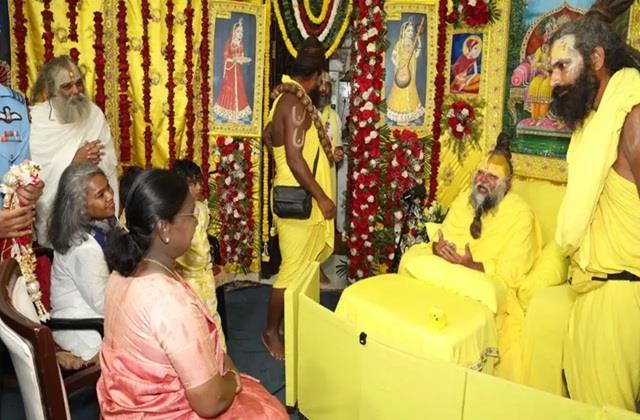 प्रेमानंद जी से मिलने पहुंची राष्ट्रपति द्रौपदी मुर्मू, महाराज जी ने 'राधे-राधे' कहकर किया अभिवादन