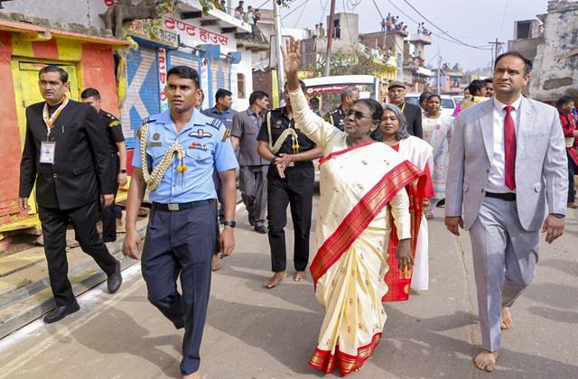 राष्ट्रपति द्रौपदी मुर्मू ने नंगे पैर की गोवर्धन परिक्रमा, राधे- राधे से गूंज उठी कृष्ण नगरी