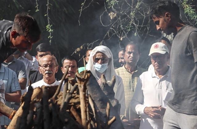 हमारे बेटे की मौत पर रोना मत...  दिल पर पत्थर रख हरीश राणा के माता- पिता ने अपने लाल को दी अंतिम विदाई