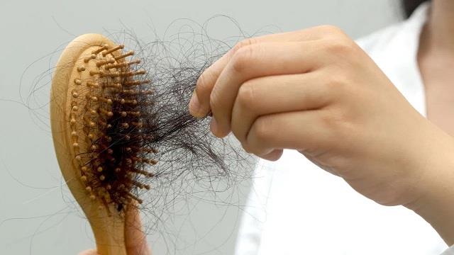 डिलीवरी के बाद अचानक क्यों  झड़ने लगते हैं बाल?
