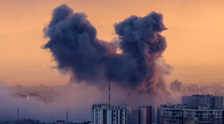 Iran Israel war: युद्ध के बीच ईरान में मचा कोहराम, 7 दिन में 1332 मौतें और  3000 घर हुए तबाह - iran faces chaos amid war with 1 332 deaths and 3 000  homes destroyed in 7 days-mobile