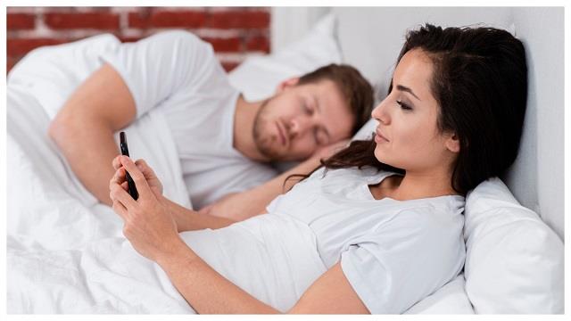 स्लीप डिवोर्स क्या है? क्यों अलग-अलग सोने लगे हैं भारतीय पति-पत्नी