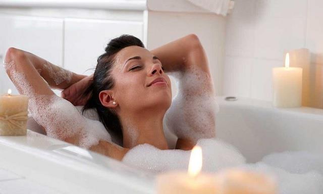 सुबह की फ्रेशनेस या रात की राहत किस वक्त नहाना शरीर के लिए ज्यादा फायदेमंद?