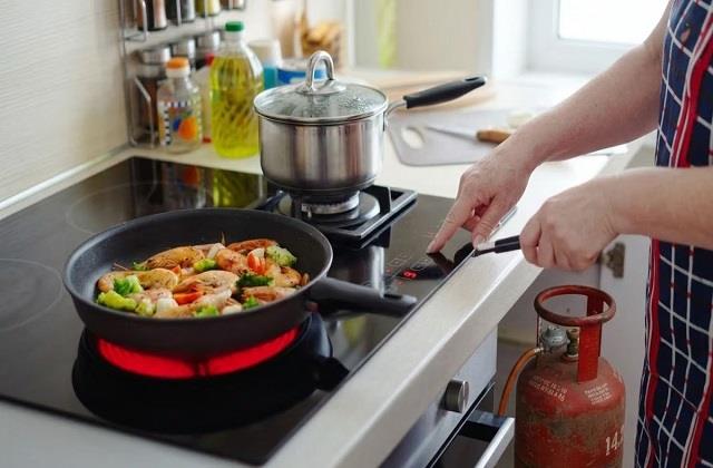 क्या इंडक्शन चूल्हे पर बना खाना सेहत के लिए अच्छा है या नहीं? जानें क्या है पूरी सच्चाई