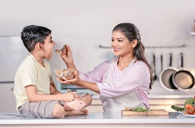 क्या बच्चे को अपना जूठा खिलाना चाहिए या नही! जानें सेहत पर क्या पड़ता है असर
