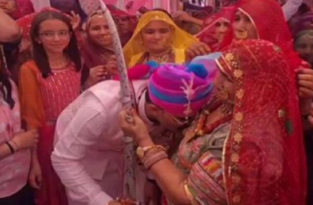 खूब चर्चा में चल रही इस IPS की शादी, घोड़ी चढ़ने से पहले पिया मां का दूध