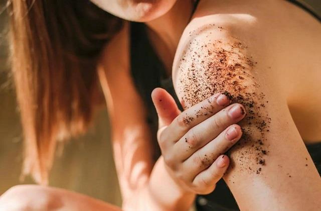 किचन की इन सस्ती चीजों से बनाएं Body Scrub, ₹15 में पाएं सॉफ्ट और ग्लोइंग त्वचा