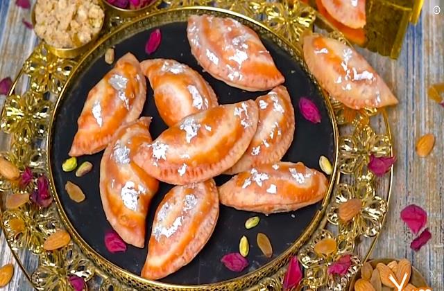 इस Holi बनाएं Pink Rose गुजिया