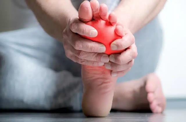 लंबे समय तक हाई शुगर नसों को कर देती है कमजोरी! ये संकेत न करें नजरअंदाज