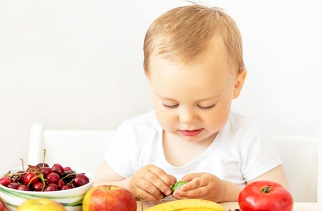 2 साल के बच्चों को कौन से फल नहीं खिलाने चाहिए? जानें बच्चों के लिए किया जरूरी