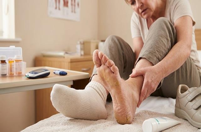 फट गई है एड़ियां, तो समझो आपको हो गई है ये बीमारियां