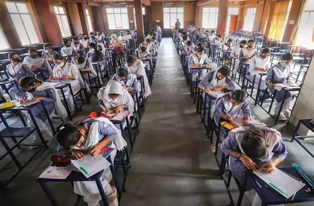 गलती से भी ना करना ऐसा... 10वीं-12वीं के पेपर चेक करने वालों को CBSE ने दी कड़ी चेतावनी