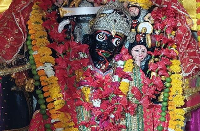 चमत्कारी मंदिर ! जहां झुकी रहती है माता की गर्दन, साल में एक ही बार होती है सीधी