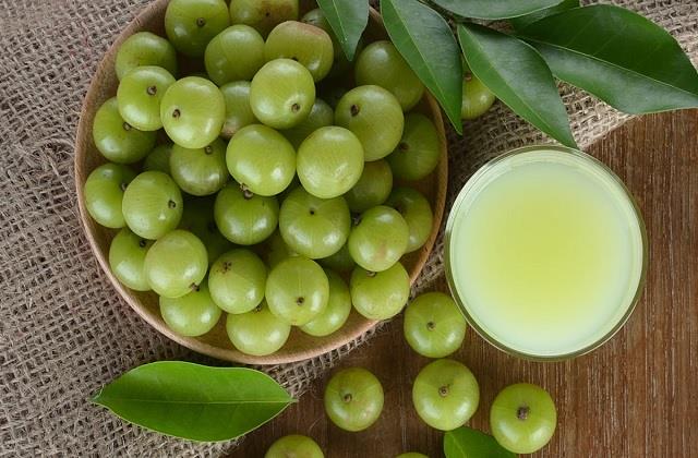 सुबह उठकर पीएं आंवला जूस, ये 5 समस्याओं कभी होगी ही नही