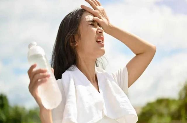 तेज गर्मी में बढ़ रहा हीट स्ट्रोक का खतरा, जानिए लक्षण और बचाव के आसान तरीके