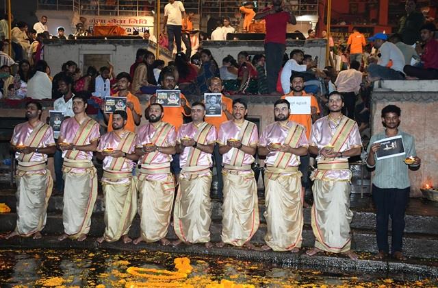 आशा भोसले का निधन: वाराणसी में  गंगा आरती से पहले आशा भोसले को दी गई श्रद्धांजलि