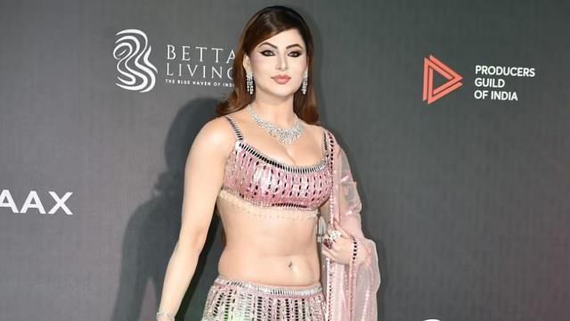 उर्वशी रौतेला का लहंगा लुक पड़ा भारी,सोशल मीडिया पर हुईं- ट्रोल लोगों ने कहा...