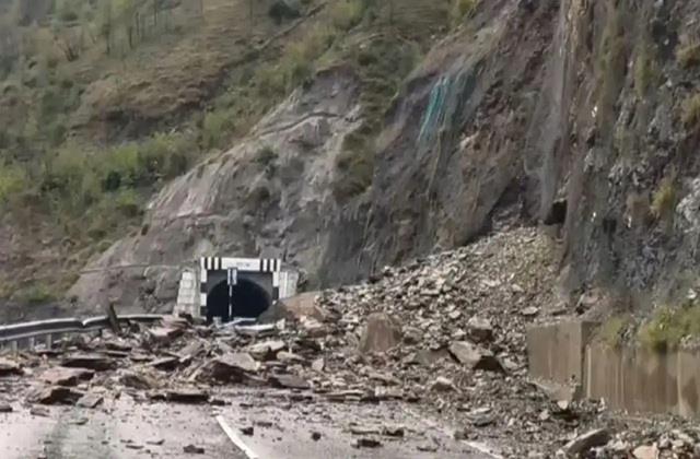 फंस गई  गाड़ियां, Highway बना मलबे का ढेर...  पहाड़ टूटने से यहां मची भारी तबाही