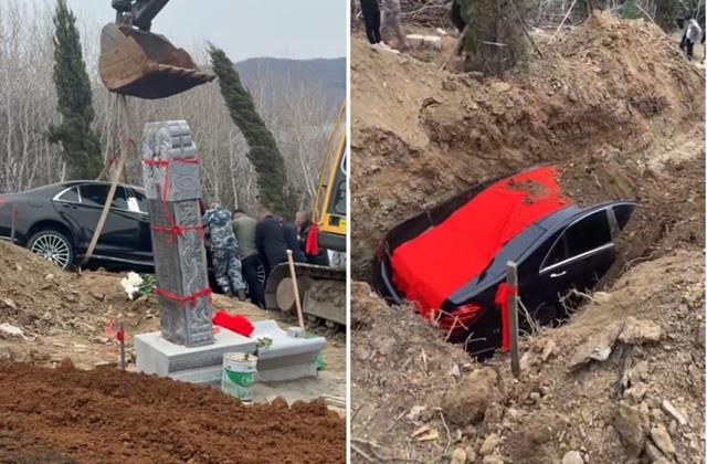 परलोक में भी पिता को मिले आराम, इसलिए बेटों ने शव के साथ दफना दी 1.5 करोड़ की कार