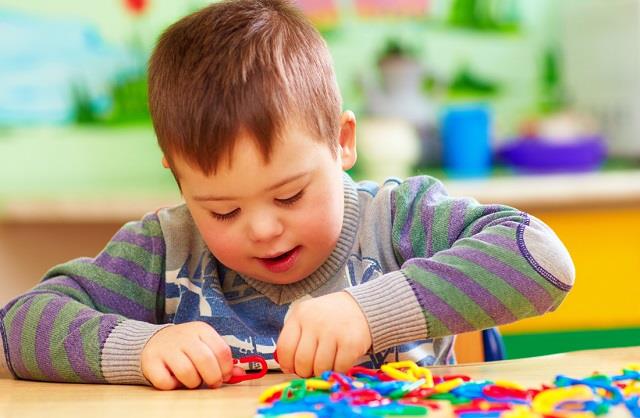 बच्चों में Autism के ये शुरुआती लक्षण न करें नजरअंदाज