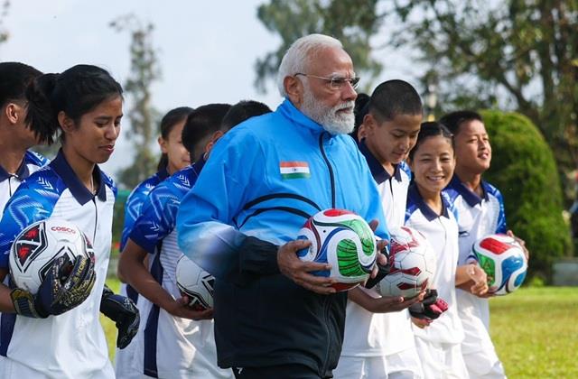 PM नरेंद्र मोदी ने युवाओं के साथ खेला FootBall, बोले- ये खेलने का मजा ही कुछ और है