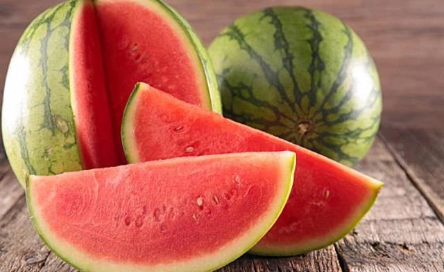 शौक से खा रहे हैं तरबूज? तो पहले जान लें इसके होने वाले नुकसान!