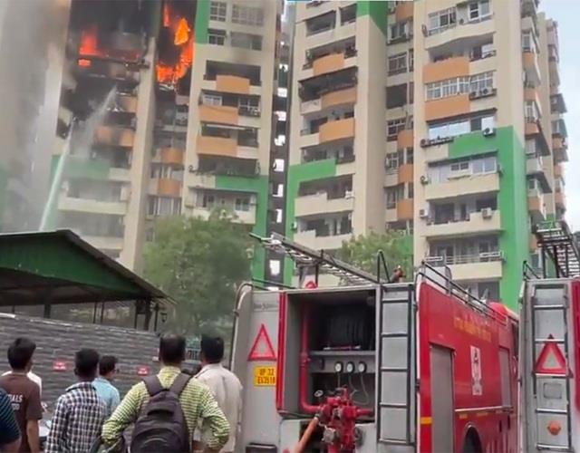 गाजियाबाद में बड़ा हादसा... गौर ग्रीन एवेन्यू सोसाइटी के Flats में लगी  भयंकर आग