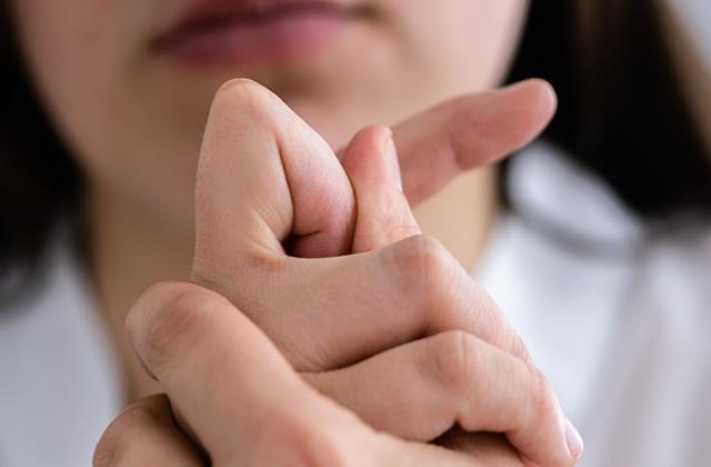 अच्छी नहीं है बार- बार उंगलियां चटकाने की लत, यह धीरे-धीरे शरीर का कर देती है नुकसान