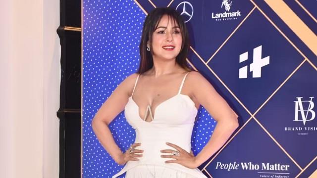 शहनाज गिल का सिजलिंग अवतार, 70,500 रुपये के स्कर्ट-टॉप में दिखा स्टाइलिश जलवा