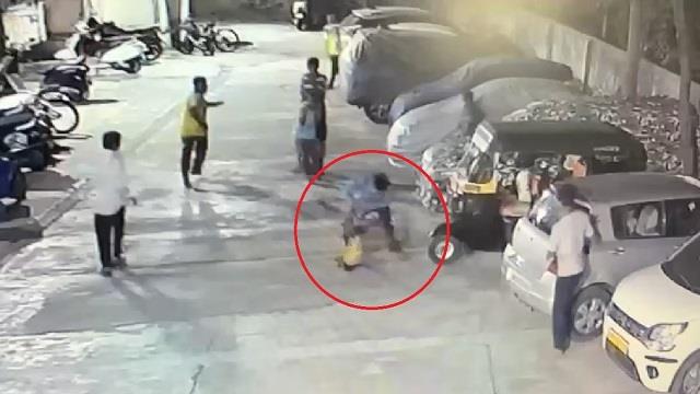 झगड़े के बाद ऑटो चालक ने 4 साल के मासूम का पकड़कर जमीन पर पटका, देखें  VIDEO
