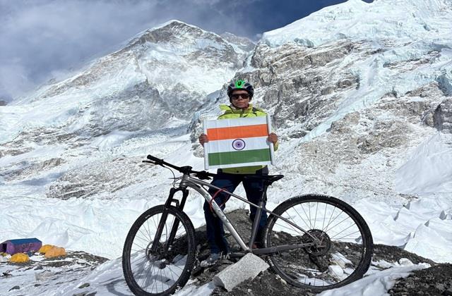 गोरखपुर की दिव्या सिंह ने कर दिखाया कमाल,  साइकिल से एवरेस्ट पर पहुंचने वाली बनी पहली महिला