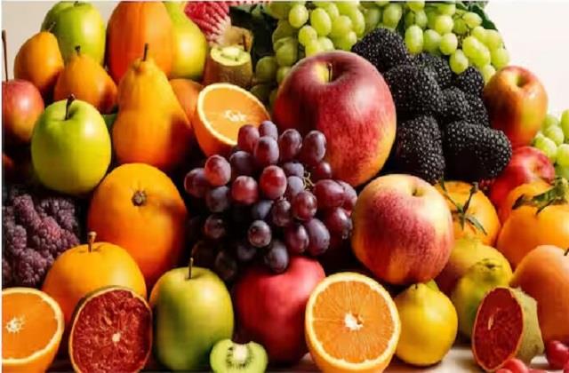 गर्मी में इन 5 फलों से बढ़ सकती है हीट और ब्लोटिंग, खाने से पहले जानें फल