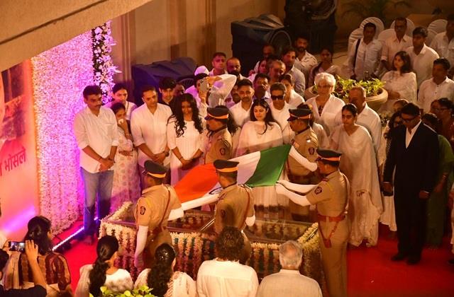 अलविदा आशा ताई, तिरंगे में लिपटी Asha Bhosle को पूरा देश दे रहा भावुक विदाई