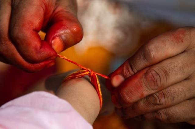 क्या कलावा कैंची से काटना सही है? जानिए उतारने का सही तरीका