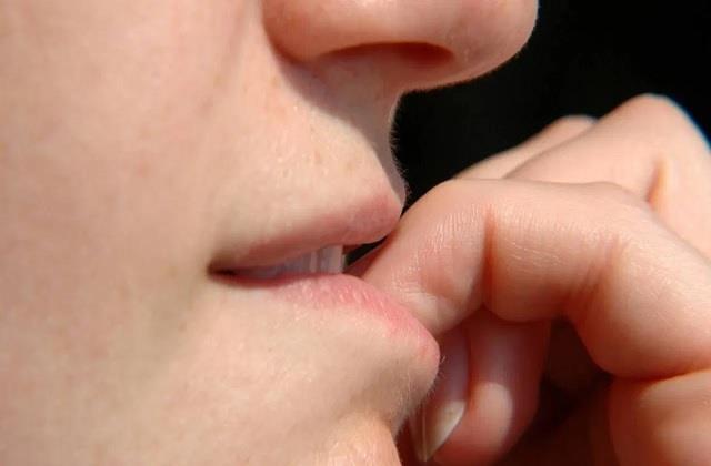 क्या आप भी चबाते हैं नाखुन? लड़की को हुई गंभीर बीमारी, देखिए कितनी खतरनाक