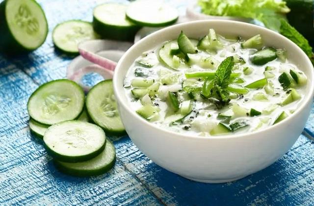 गर्मियों के लिए परफेक्ट खीरे के छिलके का रायता, जानें बनाने का आसान तरीका
