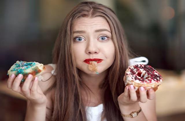 बार-बार मीठा खाने की क्यों होती है क्रेविंग, जानें शरीर किन कमियों को दे रहा संकेत