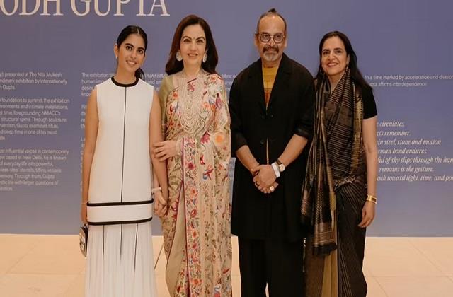 Isha Ambani की 12 लाख की ड्रेस ने लूटी महफिल, Nita Ambani का ट्रेडिशनल अंदाज भी रहा खास