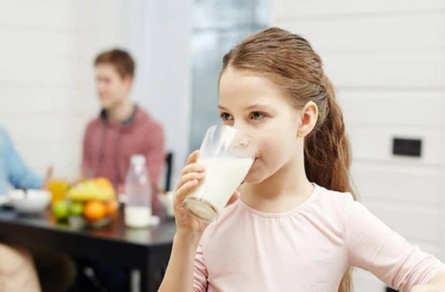 क्या दूध पीने से समय से पहले जवान हो रही लड़कियां? हर पेरेंट्स को पता होनी चहिए ये बात