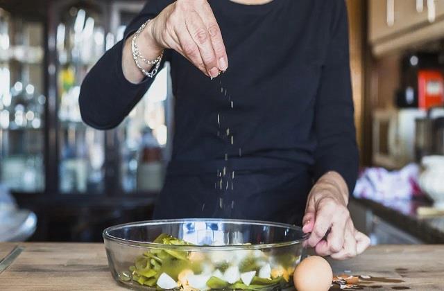 ऊपर से नमक डालकर क्यों नहीं खाना चाहिए? जानें डॉक्टर की राय