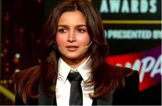 ट्रोलिंग के बीच आलिया भट्ट के सपोर्ट में उतरीं ये सिंगर बोलीं, थोड़ा हंसना सीखो...