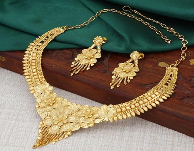 अक्षय तृतीया से पहले सोने-चांदी के दामों में हुआ बड़ा बदलाव, जानिए आज के दाम