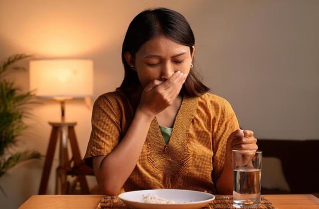 खाना खाते ही शुरु हो जाती है खांसी तो आपकाे है ये रोग, इसे नॉर्मल समझने की बिल्कुल ना करें गलती